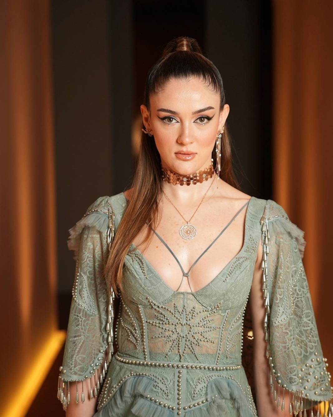 Zehra Güneş dekolteli fotoğraf paylaştı, sosyal medya yıkıldı! Yüz binlerce kez beğenildi, herkesi kendine hayran bıraktı 26